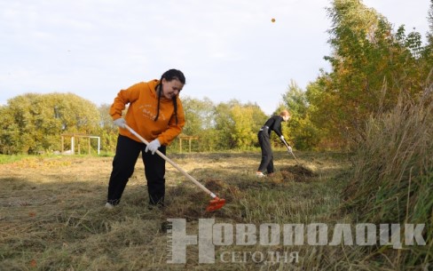 На уборку территорий вышли депутаты городского Совета и Парламент детей и учащейся молодежи